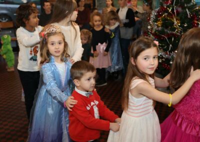 дети новогоднем празднике во Франции в Лилле